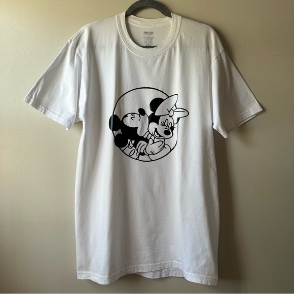 Disney Mickey and Minnie Hugging Heat Pressed Graphic T- Shirt Kirkland Size L - Picture 1 of 7